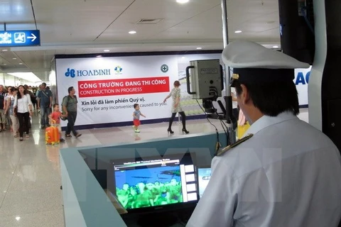 附图：在胡志明市新山一机场加强对乘客的寨卡病毒检测工作。（图片来源：越通社）