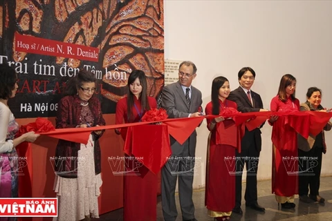 摩洛哥王国驻越大使夫人N.R.Deniale画家的“心心相印”画展在越南民族学博物馆举行。