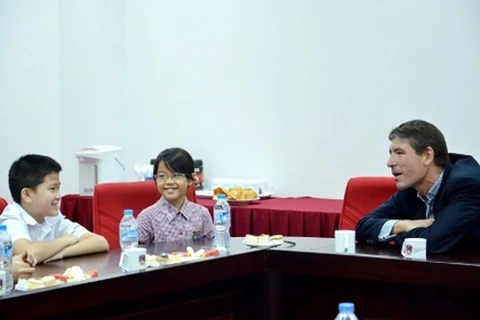 英国驻越南大使贾尔斯•莱韦走访越南某学校。（图片来源：bvishanoi.com）