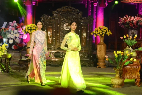 2016年越南传统长衣秀活动。（图片来源：人民报网）
