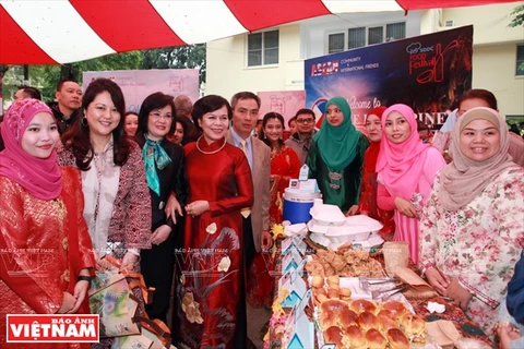 国家主席张晋创夫人梅氏幸（红衣）参加2015年“东盟共同体与国际友人”美食联欢会。