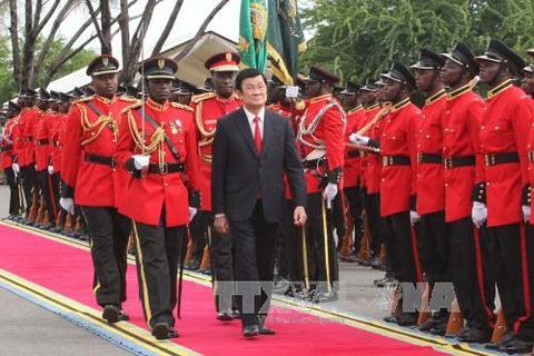 坦桑尼亚总统马古富力在总统府举行最高规格仪式欢迎越南国家主席张晋创和越南高级代表团到访。