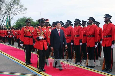 坦桑尼亚总统马古富力在总统府举行最高规格仪式欢迎越南国家主席张晋创和越南高级代表团到访。（图片来源：越通社）