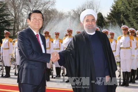 伊朗总统哈桑·鲁哈尼迎接越南国家主席张晋创一行。（图片来源：越通社）
