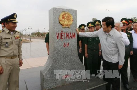 张晋创主席参观越南与柬埔寨国界界碑。（图片来源：越通社）