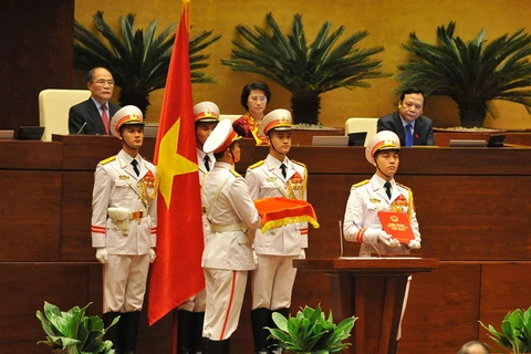 越南首位女国会主席的宣誓就职仪式已隆重举行。（图片来源：民智报网）