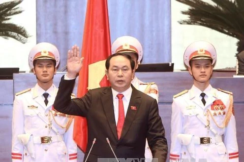 陈大光主席宣誓就职。 