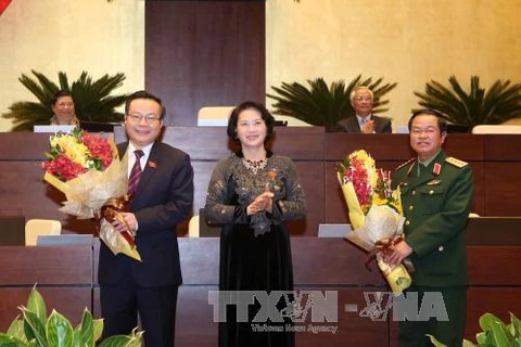 越南国会主席阮氏金银向两位新任国会副主席送鲜花表示祝贺。