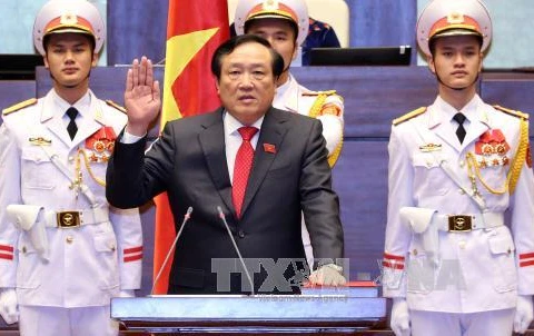 新任最高人民法院院长阮和平同志宣誓就职。