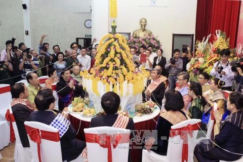 越南党、国家领导人出席老挝传统节。（图片来源：越通社）