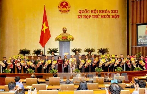 国会主席阮氏金银向新当选的3位副总理和18位部长及其他政府成员赠送鲜花表示祝贺。