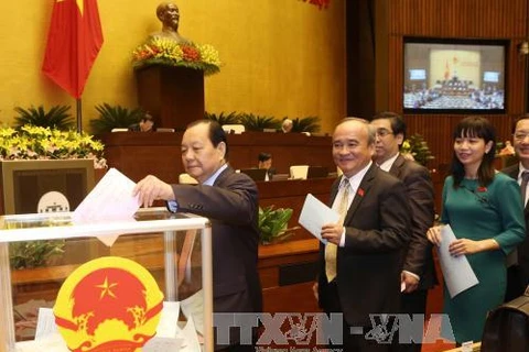 国会代表投票批准政府总理阮春福提出关于任命政府3位副总理、18位部长和其他成员职务的提议。