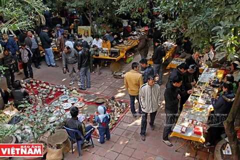 古玩集市位于河内市黄花探路的小胡同。