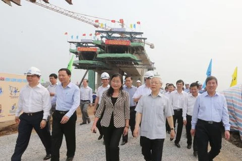 阮富仲总书记走访争河桥项目。