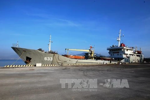 越南两艘海军船赴长沙岛县开展提前投票活动。