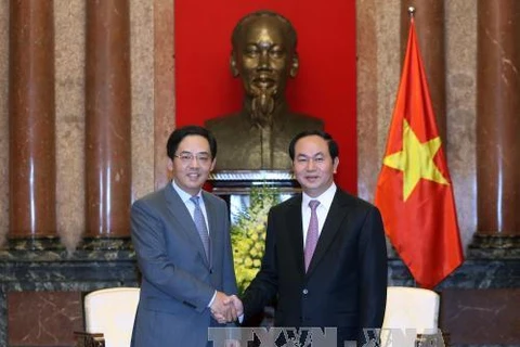 越南国家主席陈大光（右）会见会见中国驻越大使洪小勇。