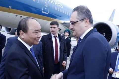 越南政府总理阮春福一行抵达莫斯科伏努科沃国际机场。