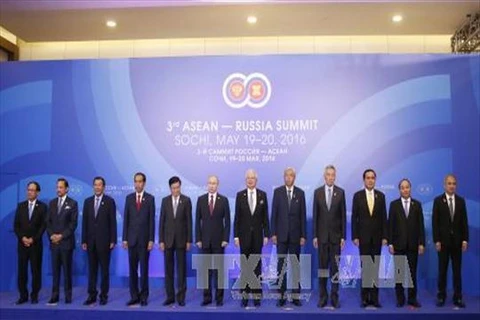 阮春福总理与出席俄罗斯东盟峰会各国领导人
