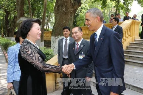 越南国会主席阮氏金银同美国总统奥巴马参观设在主席府的胡志明主席遗迹区。