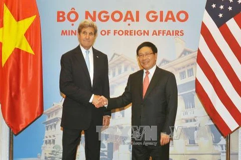 越南政府副总理兼外长范平明迎接美国务卿约翰·克里。