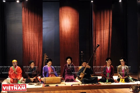 东京古乐队表演歌筹、从剧、嘲剧、朝文曲节目。