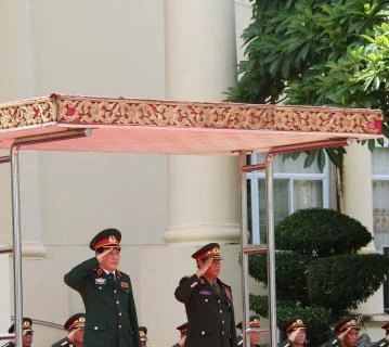 梁强上将访老的欢迎仪式在老挝国防部总部举行。