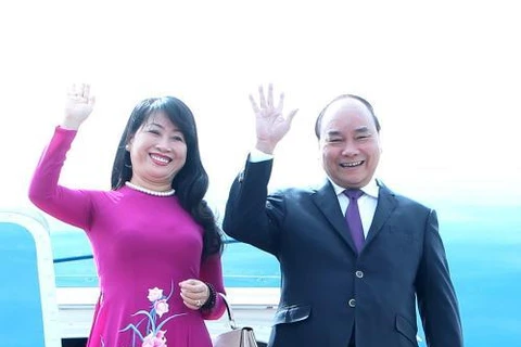 越南政府总理阮春福和夫人 抵达乌兰巴托成吉思汗国际机场。
