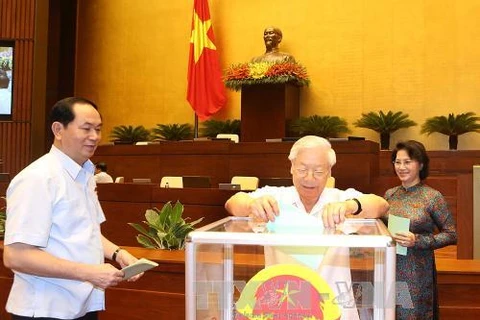 阮富仲总书记参加投票选举第十四届国会主席和副主席职务。