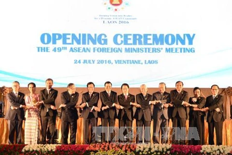 东盟十国外长同东盟秘书长黎梁明一同出席。