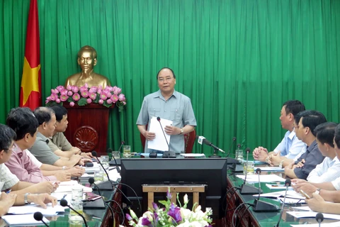 越南政府总理阮春福与南定省领导人举行会议（图片来源：越通社）