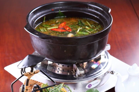 江叶酸鸡汤最好浇米饭吃，也可浇 面条、米线。