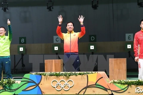 黄春荣为越南代表团获得奥运会历史上的首枚金牌。（图片来源：AFP/TTXVN）