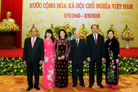 越南党和国家领导人出席招待会。