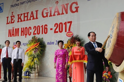 越南国家主席陈大光在河内-阿姆斯特丹高中学校敲起新学年开学鼓声。（图片来源：人民报）