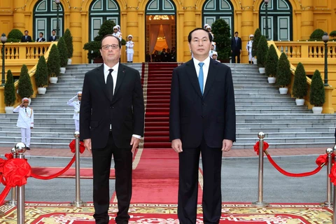 陈大光举行仪式欢迎法国总统弗朗索瓦·奥朗德访越。（图片来源：越通社）