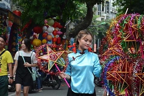 马街的五颜六色吸引众多人前来参观和购物。（图片来源：越南《人民报网》）
