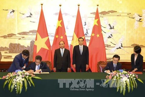 阮春福总理与中国国务院总理李克强见证两国合作文件签署。（图片来源：越通社）