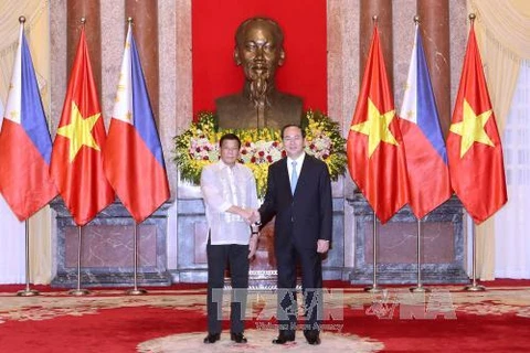 国家主席陈大光欢迎菲律宾总统罗德里戈·杜特尔特访越。（图片来源：越通社）