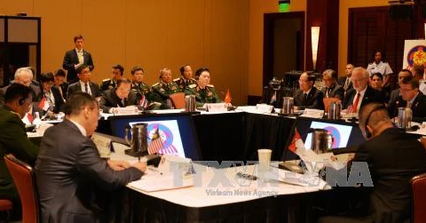 吴春历部长（中）率团出席会议。（图片来源：越通社）