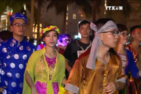 [视频]岘港市街头舞蹈节热闹举行