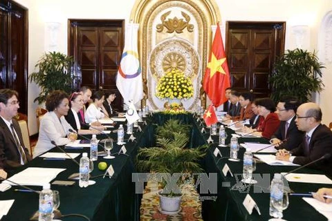 越南政府副总理兼外长范平明与法语国家组织秘书长米夏埃尔·让举行会谈。