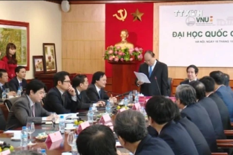 政府总理阮春福与河内国家大学领导举行工作会议