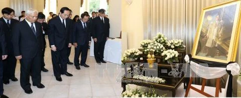 越南国家主席陈大光率领越南国家、国会和政府高级代表团前往泰国驻越使馆，吊唁泰国国王普密蓬逝世。（图片来源：越通社）