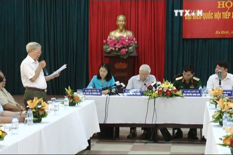 越共中央总书记阮富仲与河内市巴亭郡选民接触