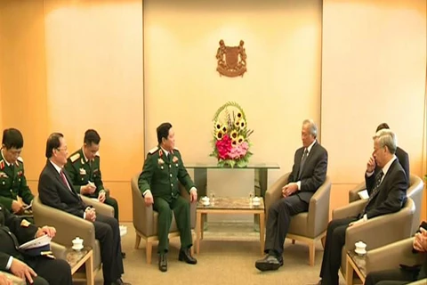 越南国防部部长吴春历与新加坡国防部长黄永宏举行会谈。（图片来源：越通社）