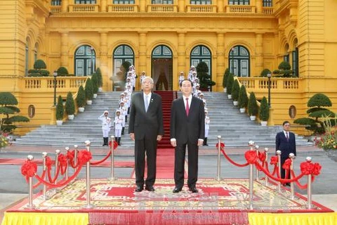 陈大光和夫人在主席府举行隆重仪式，欢迎缅甸总统吴廷觉和夫人访越。（图片来源；越通社）