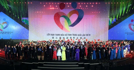 越中青年大联会艺术交流会暨闭幕式。（图片来源：Baomoi.com)