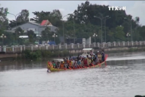 越南南部高棉族同胞为拜月节划船比赛做好准备