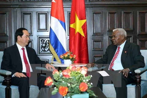 陈大光主席会见古巴国会主席埃斯特万•拉索。（图片来源：越通社）