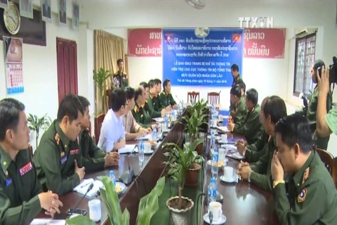 越南人民军代表向老挝人民军总参谋部通信局交接军需品